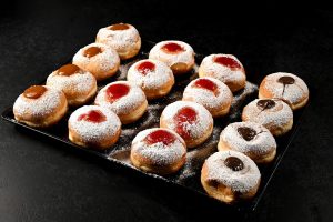 מגשי אירוח מתוקים שעושים מתוק על הנשמה